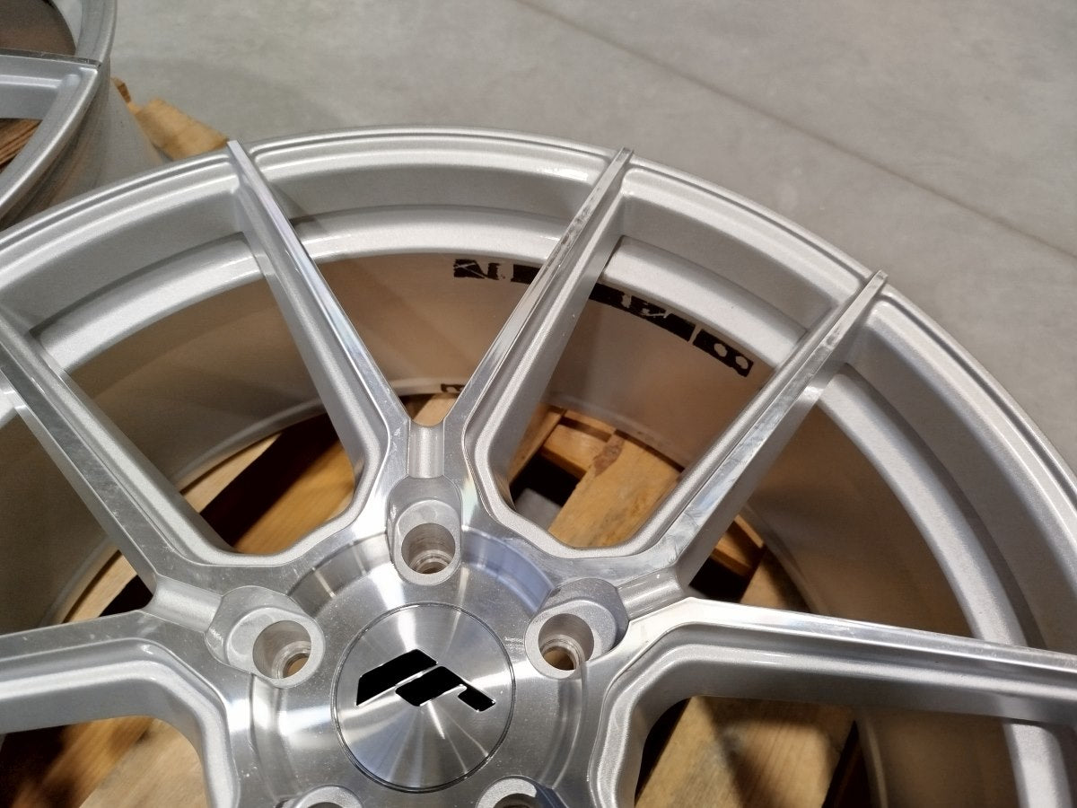 Japan Racing Complete Sets Alloy Wheel 20" x 8,5" ET35 5x115 - Silver