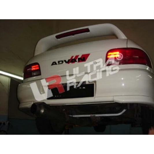 Barre inférieure arrière Ultra Racing pour Subaru Impreza GT GC8