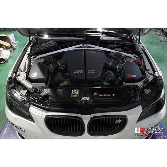 BMW M5 E60 Ultra Racing verstevigingsbeugel voor de voorste veerpoten